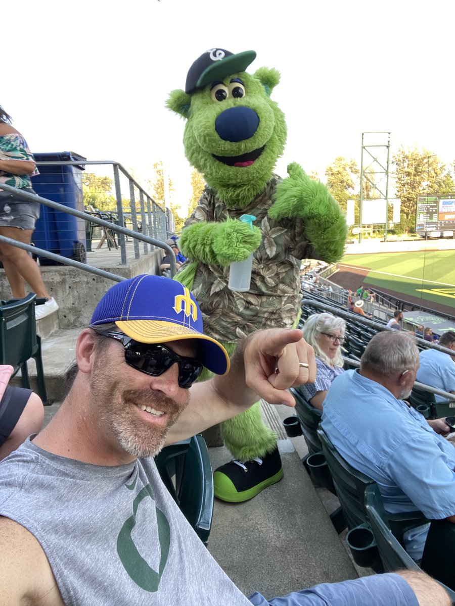 believe_thomas's tweet image. Thanks for the water, Sluggo! #selcoselfie #selcoselfies