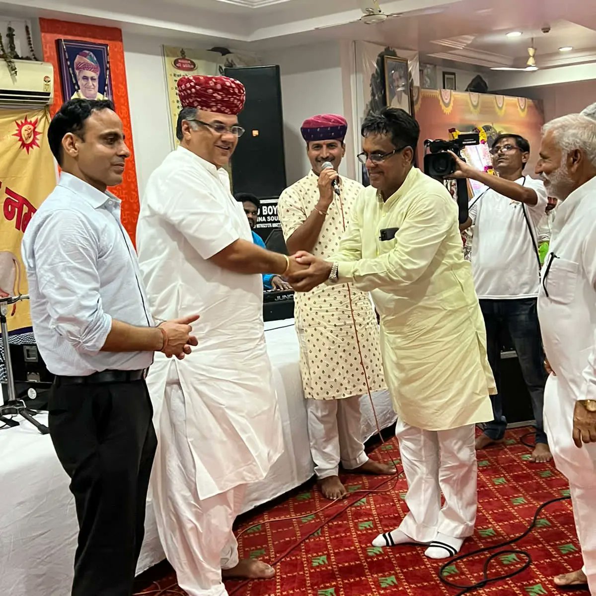 devjimpatel's tweet photo. परम पूजनीय गुरूदेव श्री श्री 1008 श्री राजेश्वर भगवान की 79वीं पुण्यतिथि पर दिल्ली में आयोजित रात्रि जागरण के सम्मिलित हुआ। समाज बंधुओं द्वारा दिए गए स्नेह और सम्मान के लिए हार्दिक आभार एवं धन्यवाद !! https://t.co/31y56NGRI4