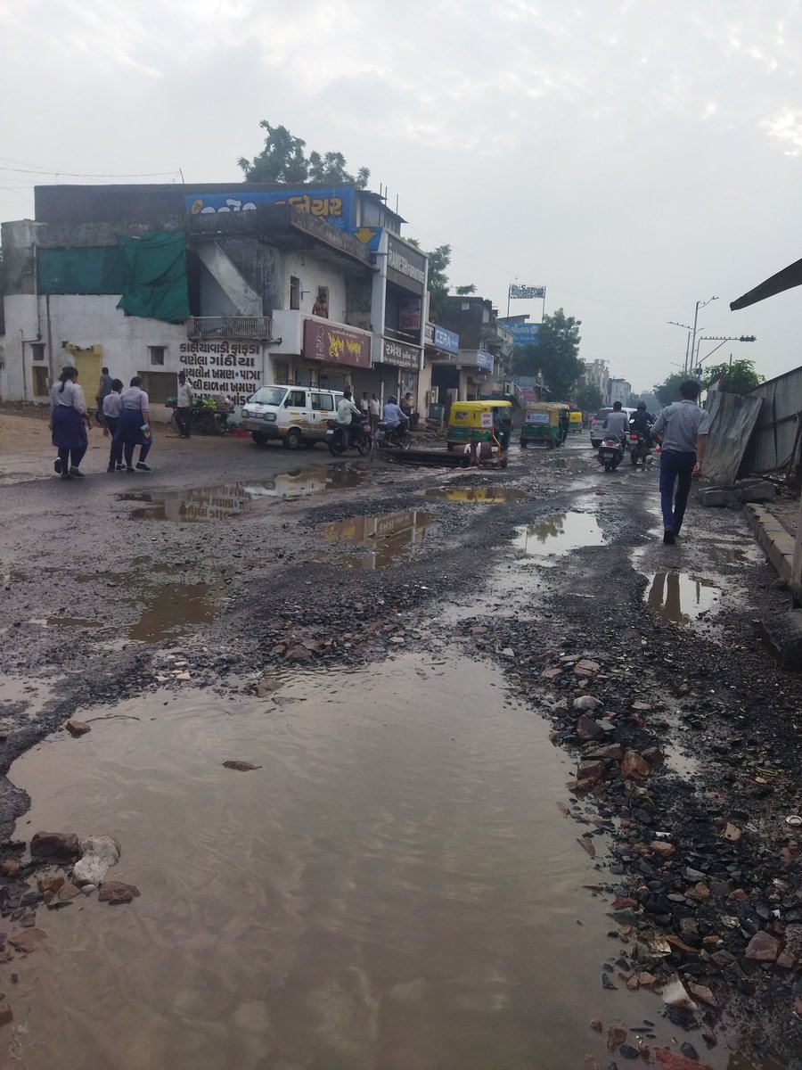 prathmeshshah03's tweet image. ઈસનપુર ચોકડીના મુખ્ય માર્ગ પર ક્ષતિગ્રસ્ત રસ્તાઓ, રહીશોને અગવડતા.
#badroads #rainproblems #amc #karnavati #muncipalcorporation #isanpur 
@AmdavadAMC