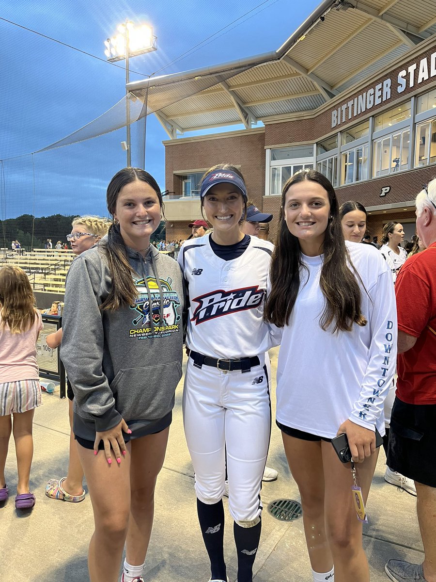 paigehotle's tweet photo. Such a great experience tonight watching @USSSAPride and @SmashIt_Vipers while getting to meet the best of the best!! ❤️🥎@eshuskiesharris @Johnknopf10 @IHartFastpitch @ImpactRetweets @LegacyLegendsS1 @Los_Stuff @haley_crusee @78jocelyn_alo https://t.co/RtqXBcLQDi