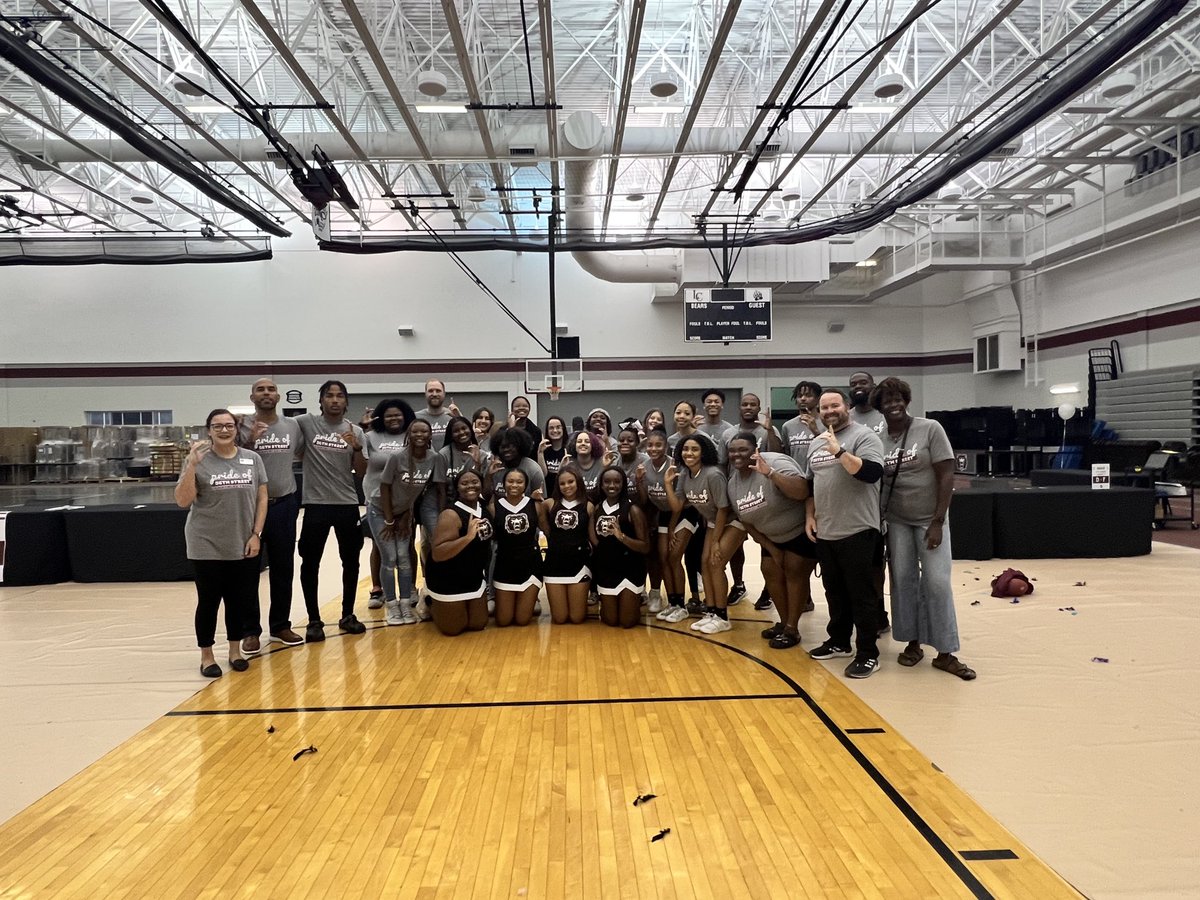 FreshmanLc's tweet photo. Freshman Orientation 2022 - Team work makes the Dream work! 🐻🔥#ClassOf2026Loading @LCBearsCheer @LCHSAthletics @LCHSBears @LCHSBAC @lcstucouncil @LC_HonorSociety @AVIDatLC @lcbearsguidance ⁦@ltgoodnews⁩ https://t.co/CMUa93kAFl
