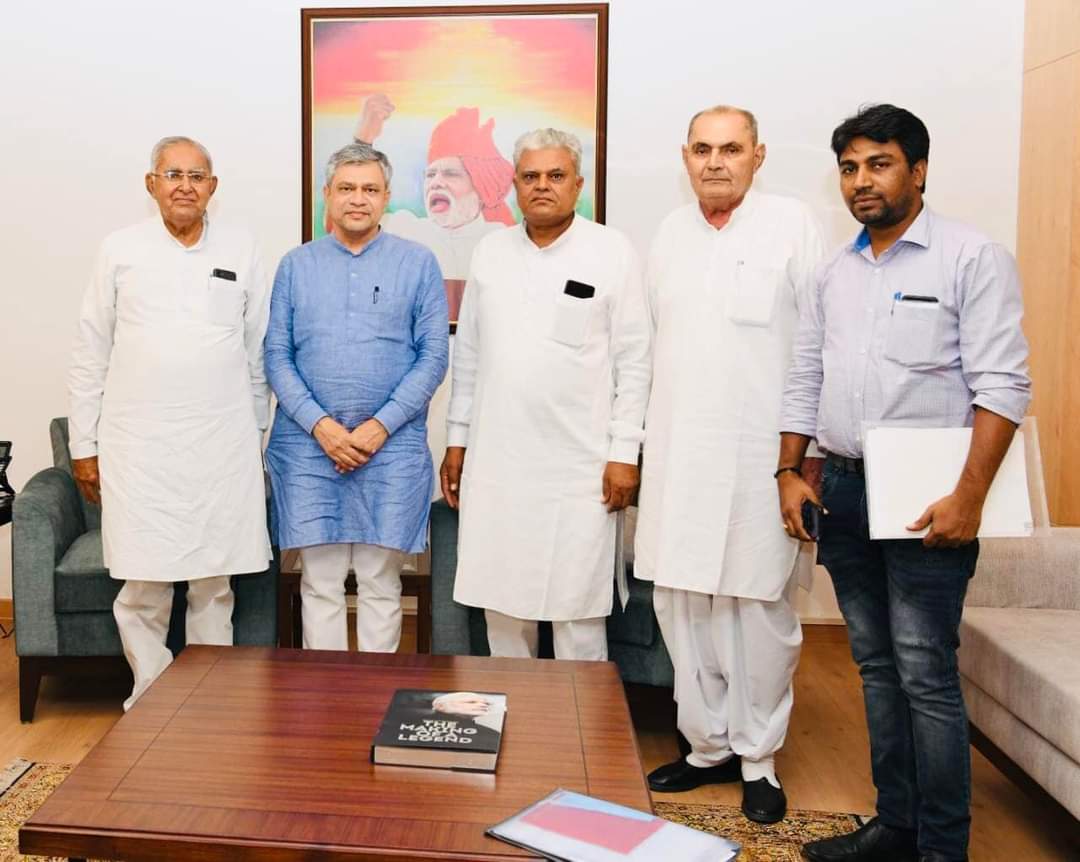 PatelParbatbhai's tweet photo. मा० रेल मंत्री श्री अश्विनी वैष्णव जी से मुलाकात कर रेलवे के विभिन्न विषयों पर चर्चा हुई।
सकारात्मक आश्वासन के लिए मंत्री जी को आभार l https://t.co/6xyesYYXan