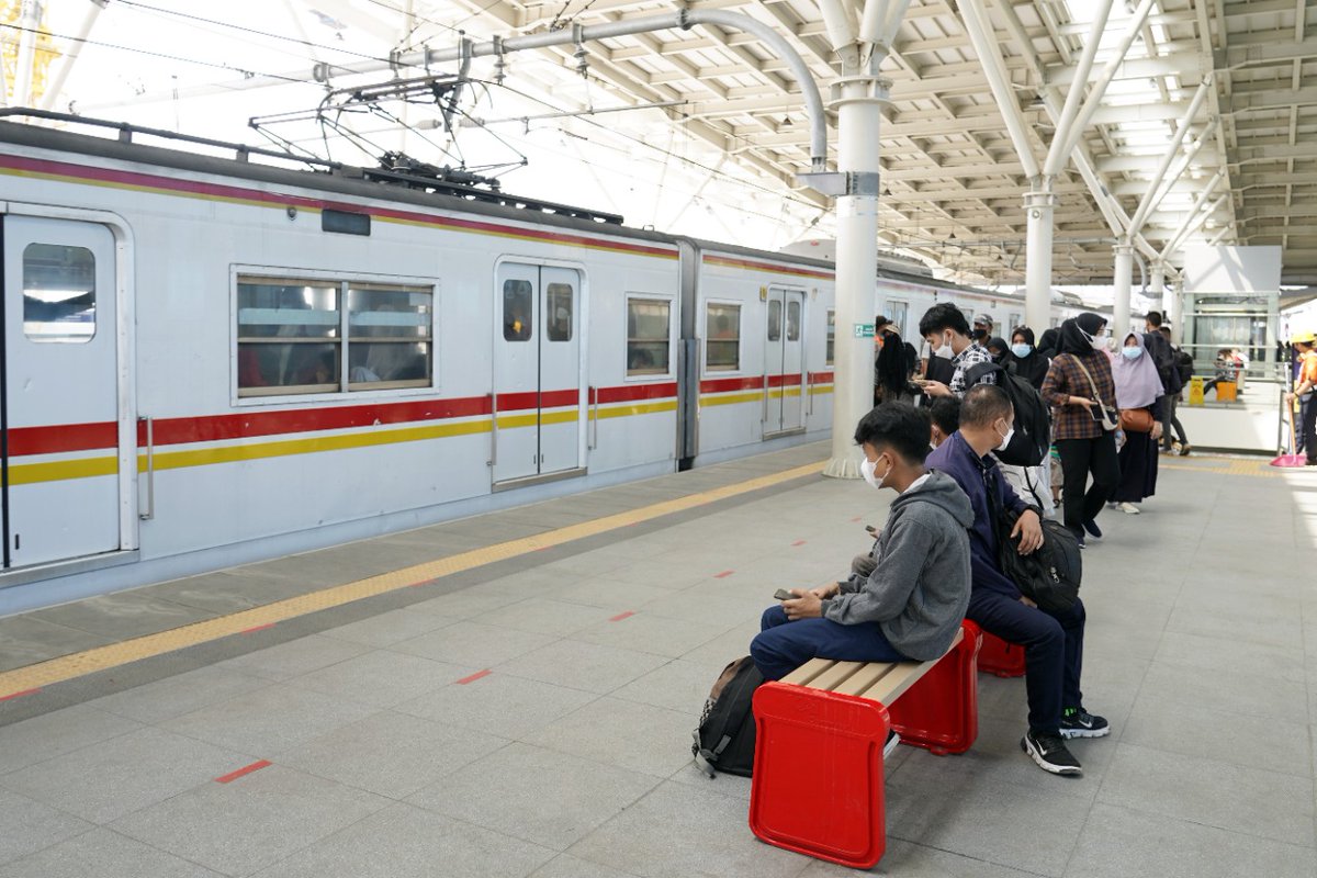 PT Kereta Api Indonesia (Persero) menyayangkan adanya kejadian brutal yang dilakukan suporter sepakbola di Stasiun Manggarai pada Minggu (24/7). 

Selanjutnya : kai.id/information/fu…