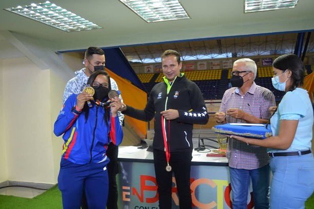 Entregamos reconocimientos y condecoraciones a los atletas que participaron en los Juegos Bolivarianos Valledupar 2022 y en los Suramericanos Rosario 2022. ¡Muchachos, nos sentimos profundamente orgullosos de ustedes! ¡Tuvieron una participación extraordinaria!