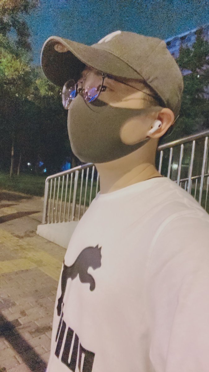 zhongxiaoye's tweet photo. A person walking on the road, feel so sad.#beijing #China https://t.co/SGbu0nZKvU