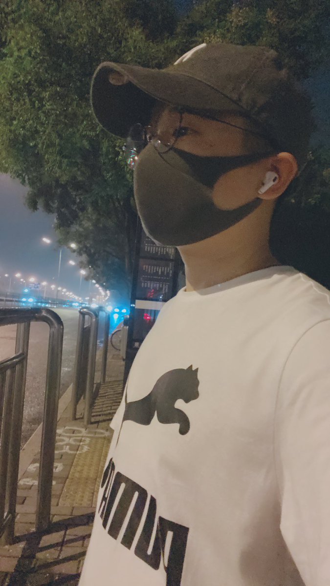 zhongxiaoye's tweet photo. A person walking on the road, feel so sad.#beijing #China https://t.co/SGbu0nZKvU