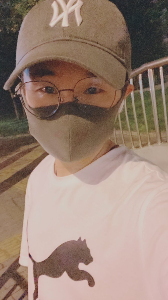 zhongxiaoye's tweet photo. A person walking on the road, feel so sad.#beijing #China https://t.co/SGbu0nZKvU