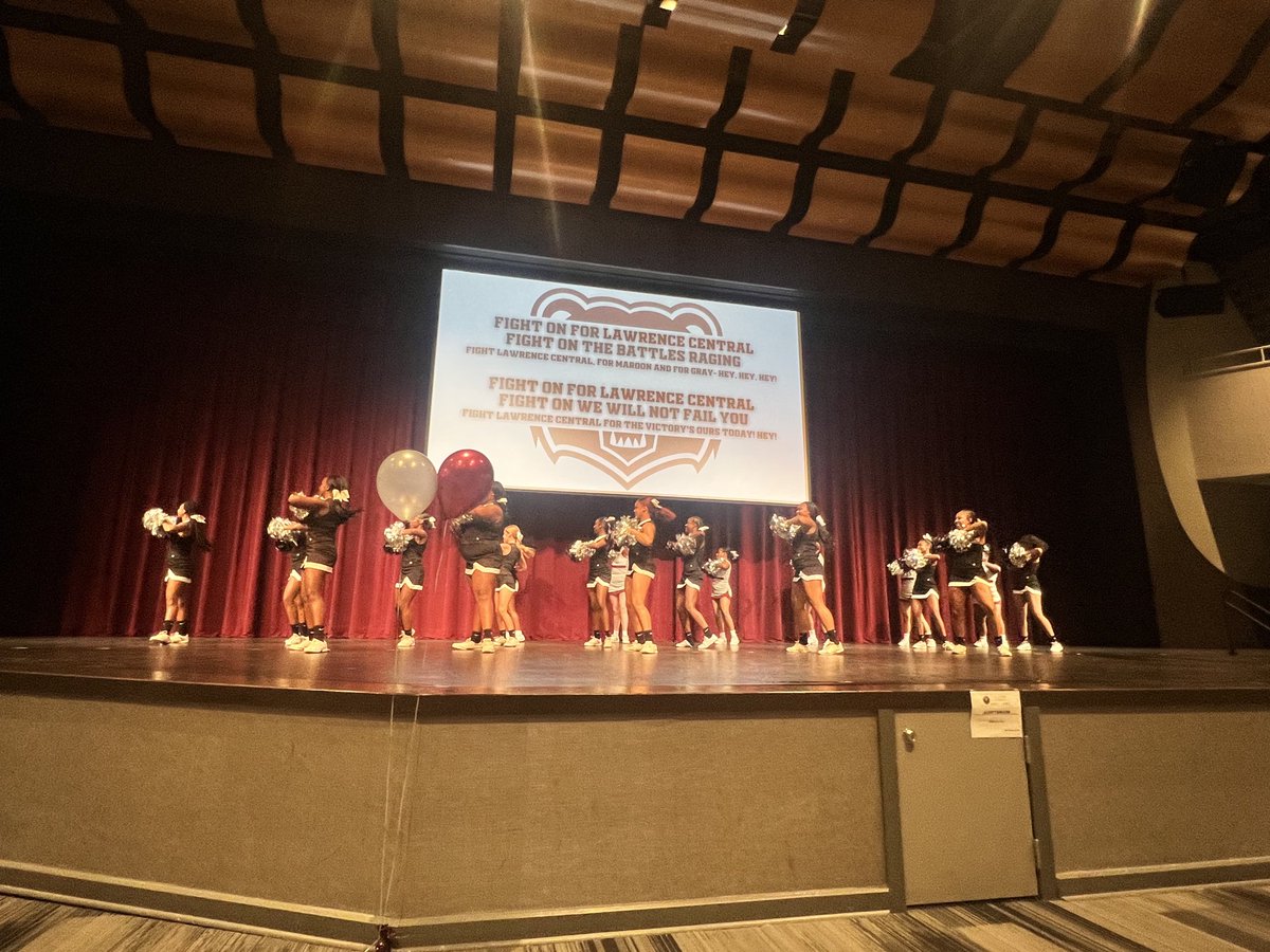 FreshmanLc's tweet photo. Freshman Orientation 2022 - School Spirit - LC School Fight Song 🐻🔥#ClassOf2026Loading @LCBearsCheer @LCHSAthletics @LCHSBears @LCHSBAC @lcstucouncil @LC_HonorSociety @AVIDatLC @lcbearsguidance @ltgoodnews https://t.co/65ZUC7ATRs