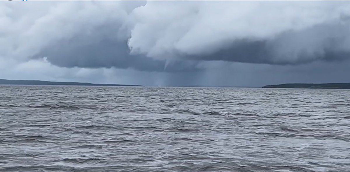 Rare waterspout report from Northern Canada (Lake Athabasca)! icwr.ca facebook.com/robbyjaxonryde…