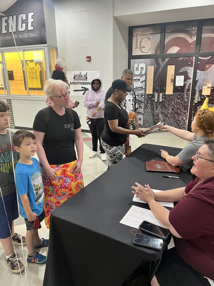 FreshmanLc's tweet photo. Freshman Orientation 2022 -🐻🔥#ClassOf2026Loading @LCBearsCheer @LCHSAthletics @LCHSBears @LCHSBAC @lcstucouncil @LC_HonorSociety @AVIDatLC @lcbearsguidance @ltgoodnews https://t.co/4bLuMGoRi4