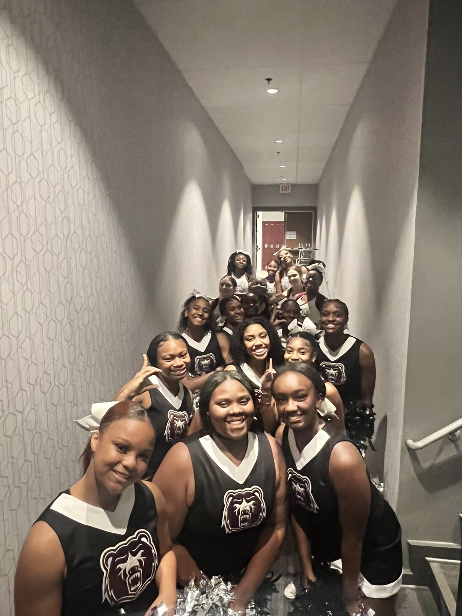 FreshmanLc's tweet photo. Freshman Orientation 2022 - LC Cheer 🐻🔥#ClassOf2026Loading @LCBearsCheer @LCHSAthletics @LCHSBears @LCHSBAC @lcstucouncil @LC_HonorSociety @AVIDatLC @lcbearsguidance @ltgoodnews https://t.co/NajNyorEq9