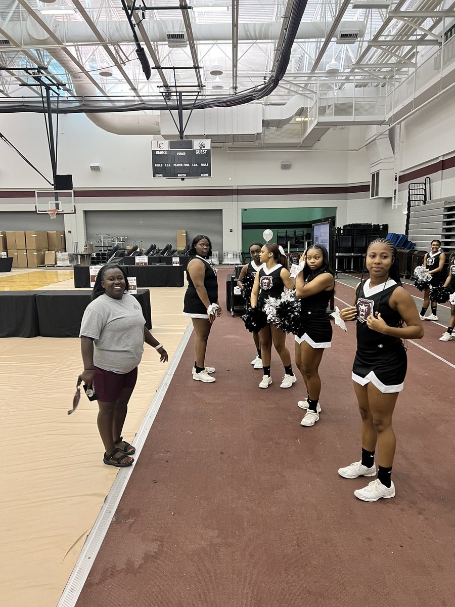 FreshmanLc's tweet photo. Freshman Orientation 2022 - LC Cheer 🐻🔥#ClassOf2026Loading @LCBearsCheer @LCHSAthletics @LCHSBears @LCHSBAC @lcstucouncil @LC_HonorSociety @AVIDatLC @lcbearsguidance @ltgoodnews https://t.co/NajNyorEq9
