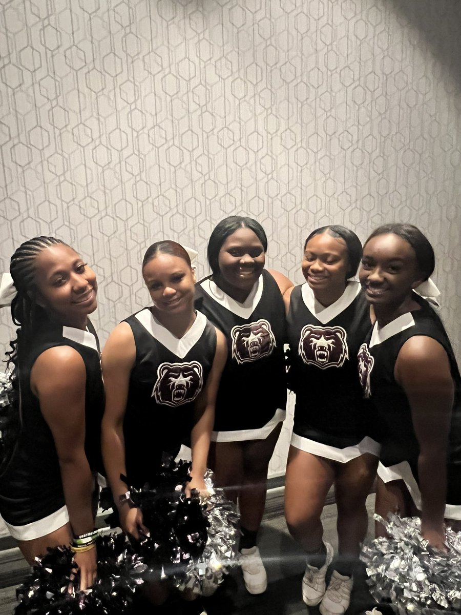FreshmanLc's tweet photo. Freshman Orientation 2022 - LC Cheer 🐻🔥#ClassOf2026Loading @LCBearsCheer @LCHSAthletics @LCHSBears @LCHSBAC @lcstucouncil @LC_HonorSociety @AVIDatLC @lcbearsguidance @ltgoodnews https://t.co/NajNyorEq9