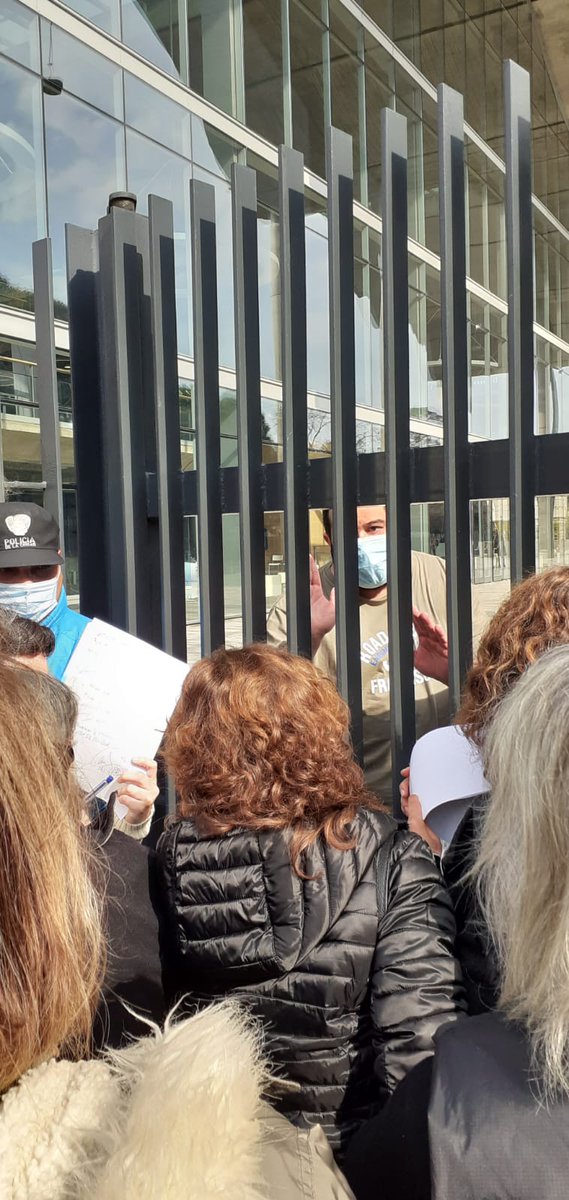 salvemosobsba1's tweet photo. Larreta ¡qué vergüenza! Así, sólo a través de rejas se logró entregar nuestras Notas peticionando para esclarecer la crisis sanitaria y financiera de la ObSBA. https://t.co/coq2g8YpL9