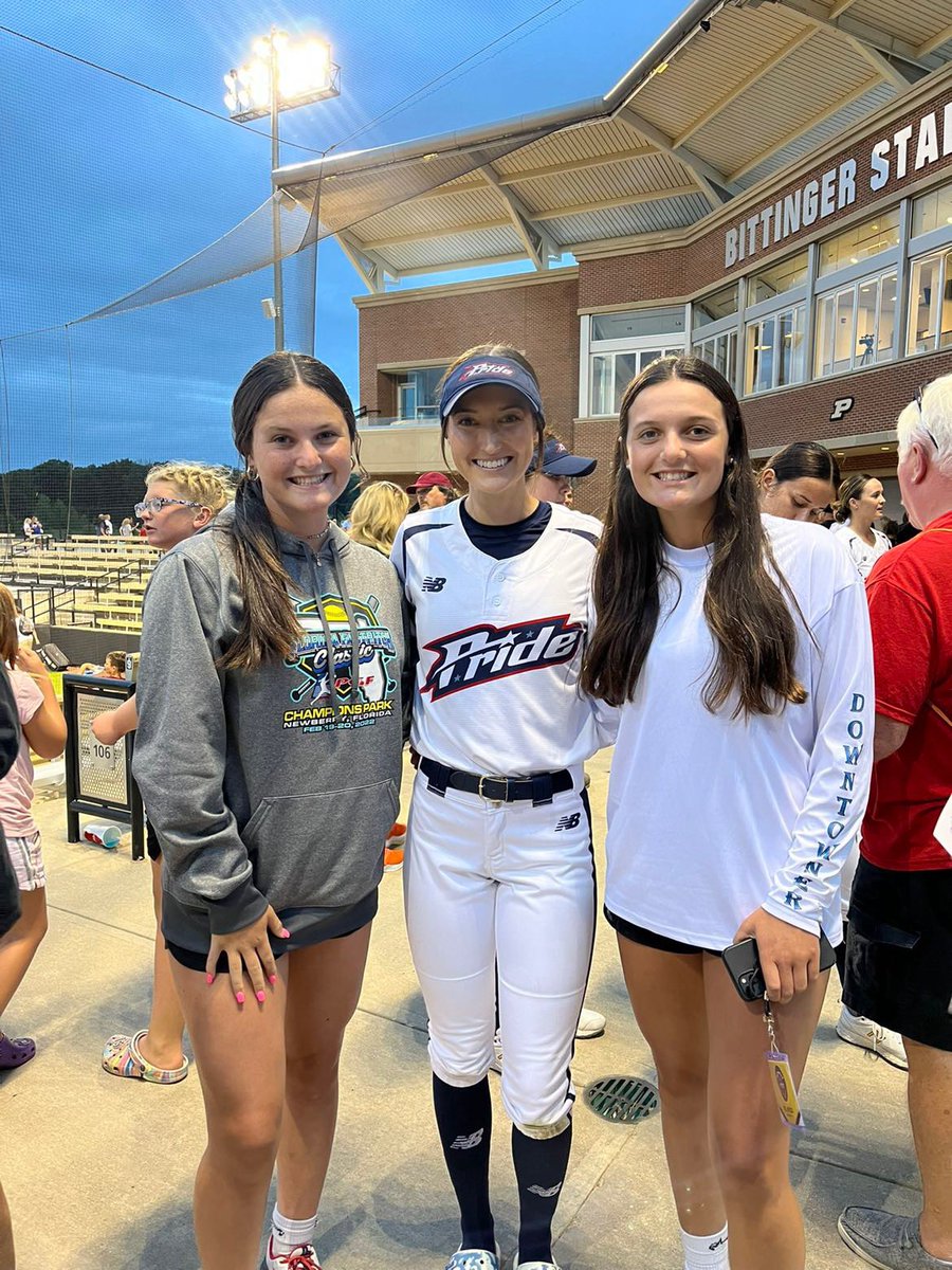 HotleKat's tweet photo. I had such an amazing experience tonight with @State16USelect at the USSSA Pride Game! Thank you  @haley_crusee and @78jocelyn_alo for making our night!! @chrisrowan2323 @Johnknopf10 @Los_Stuff @IHartFastpitch @LegacyLegendsS1 @ImpactRetweets @ExtraInningSB https://t.co/1zdXSNF8uE