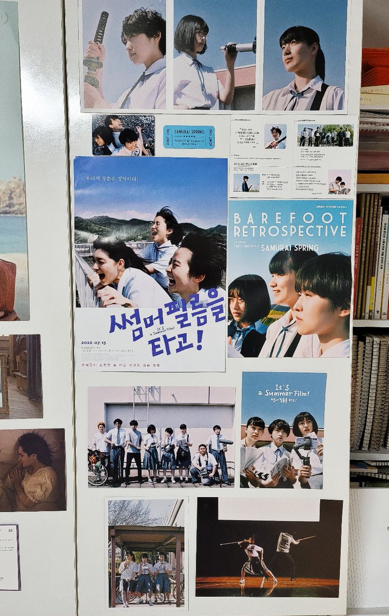 썸머필름을 타고에 대한 광기는 점점 더 커져만 갔다..!! 관람후 굿즈 받아올때마다 백지였던 벽을 홀린듯이 열심히 꾸미게 된ㅋㅋㅋ이렇게 푹 빠질정도로 재밌는 썸타 보실래용??💙🎥🌊👍 
#썸머필름을타고 #썸머필름을타고_꼭보세요