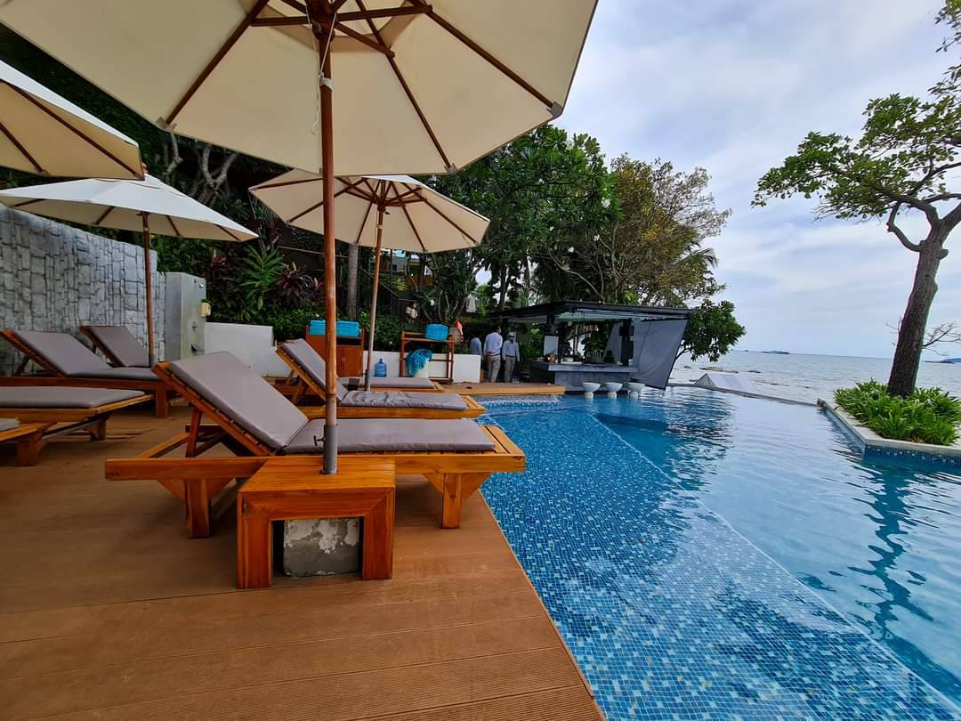 twchanon's tweet photo. 📍Cape Dara Resort Pattaya ห้องสะอาด พนักงานบริการดี น่ารัก มีมารยาท มีสระว่ายน้ำ 2 สระ ติดทะเลแต่ทะเลมีหินต้องระวัง อาหารเช้า���ระทับใจมากครับ ตัวโรงแรมมีความปลอดภัยดีครับ ที่สำคัญคือห้องพักที่มีเตียงดูดวิญญาณ นุ่ม นิ่ม นอนสบาย อุปกรณ์ภายในครบครัน https://t.co/XgtKl33wDm