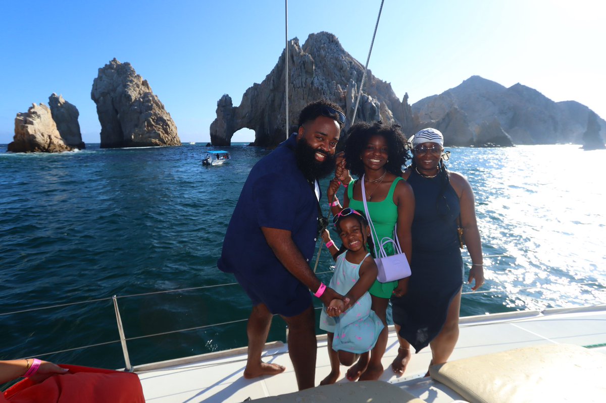 Jmiah1110's tweet photo. 2022 Family summer vacation in the books! This was actually the first time I didn’t touch my COU or laptop… I still brought it with me though 🤪. My girls had a blast! #vacation #travel #mymotivation #familyfun #BizFirst #grindmode #BeardGang https://t.co/OgurBvKi9r