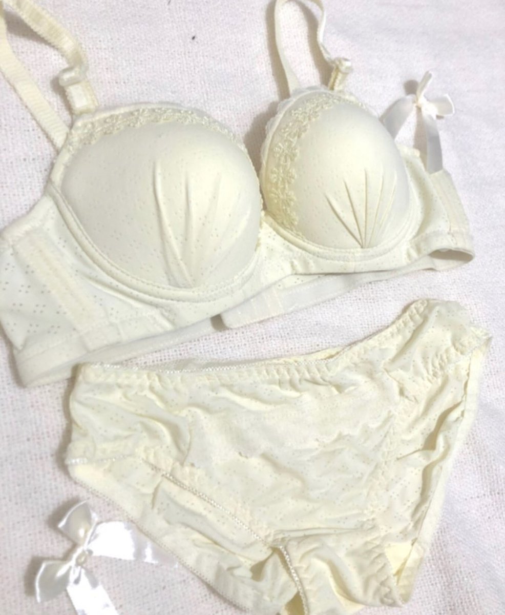 EvaFNelson1's tweet photo. 穿了一周的贴身衣服，有点淡���的发臭了，还有点身上的味道。。。

处理掉，有需要的自行下单

#原味棉袜  #原味棉袜  #原味内内  #原味内衣  #原味胖次  #原味商品販售 https://t.co/5BjqB9P7Jt