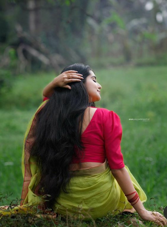 pugazhselvan's tweet photo. மழைச்சாரலுக்கு ஏற்றாற்போல்
குடைத்திசை மாற்றி
தப்பித்துக்கொண்டவன் அவன்
உன் கூந்தல் நீர் வடிய
சற்றும் விலகவில்லையே
அவ்வளவு ஆசையா உன்மேல்..
#Infinity_love https://t.co/5GZuRaiTMS