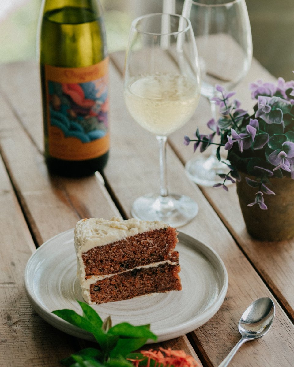 Bisa nih, enjoying wine Moscato kami pakai carrot cake. 

Mau pakai kue tradisional lain yang berbahan dasar tepung juga bisa, kaya pukis, bikang, dan lain sebagainya juga bisa dicoba ☺