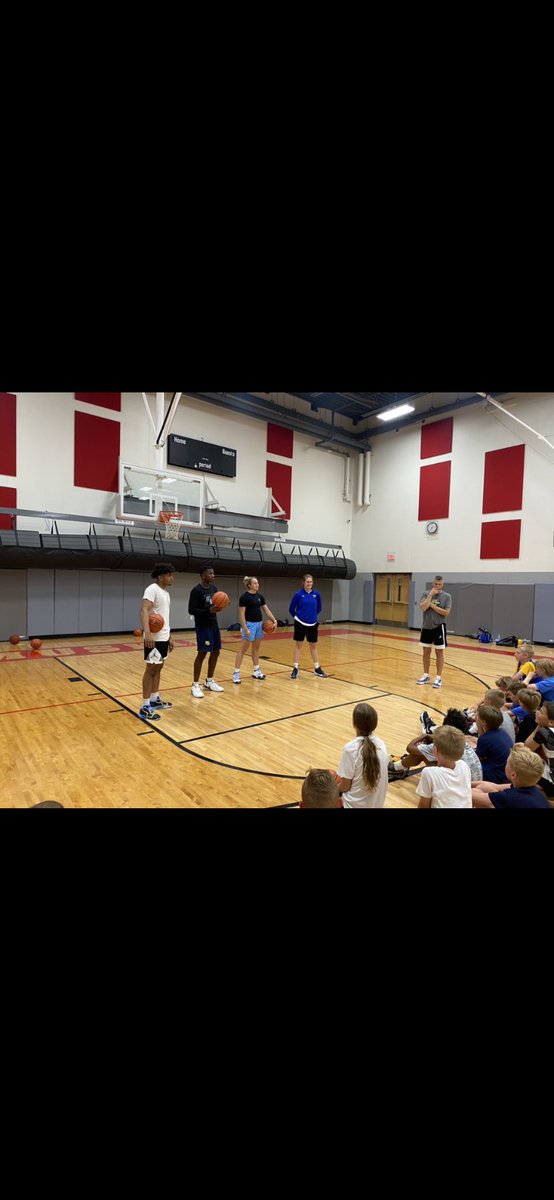 Thank you @_jkinggg_, @LaurenVK_42 , @StevieM259 and @csgkam for coming to show our players different drills and what it takes to make it to the next level💪🏼 Best of luck on this upcoming season!!💙💛