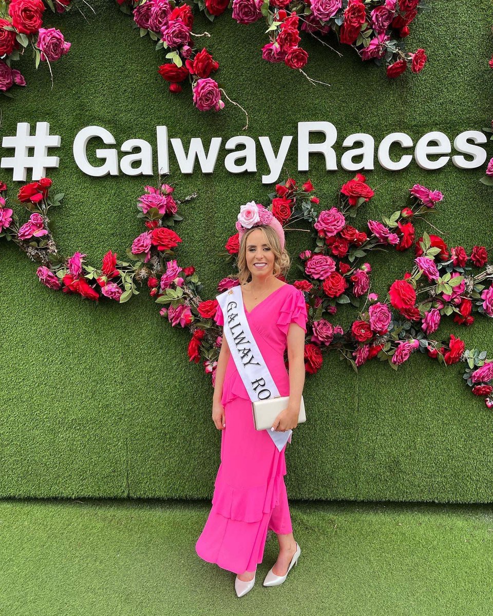 GalwayRose_'s tweet photo. Day 2 @Galway_Races 🏇
👗 @BornClothing_ie @Eyresqcentre
👒 #Suzanne_connell_designs
💇🏼♀️ #hairat74
💋 #sarahellenmakeup
👠 #premoli
💎 #Mettleandbloom
💅 @NBNGalway
👛 #glitzibitz
✂️ #ZipYard_Galway
Great fun! #giddyforgalway
#galwayrose #roseoftralee #galway #gaillimh https://t.co/TslCkUshYT