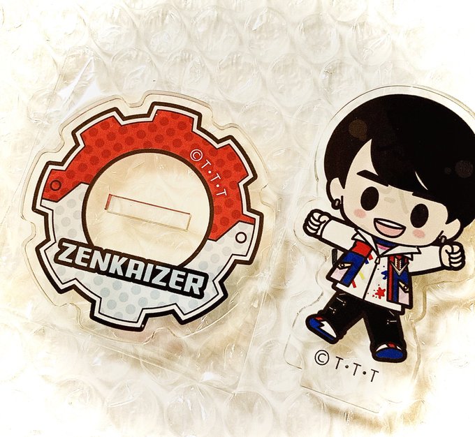 当選したアクスタ、ゼンキラセンパイの介人とゼンカイザーのセットのやつなんだけど、土台が「ZENKAIZER」になってて逆でふふってなっちゃった(もうひとつは「KAITO」) 
