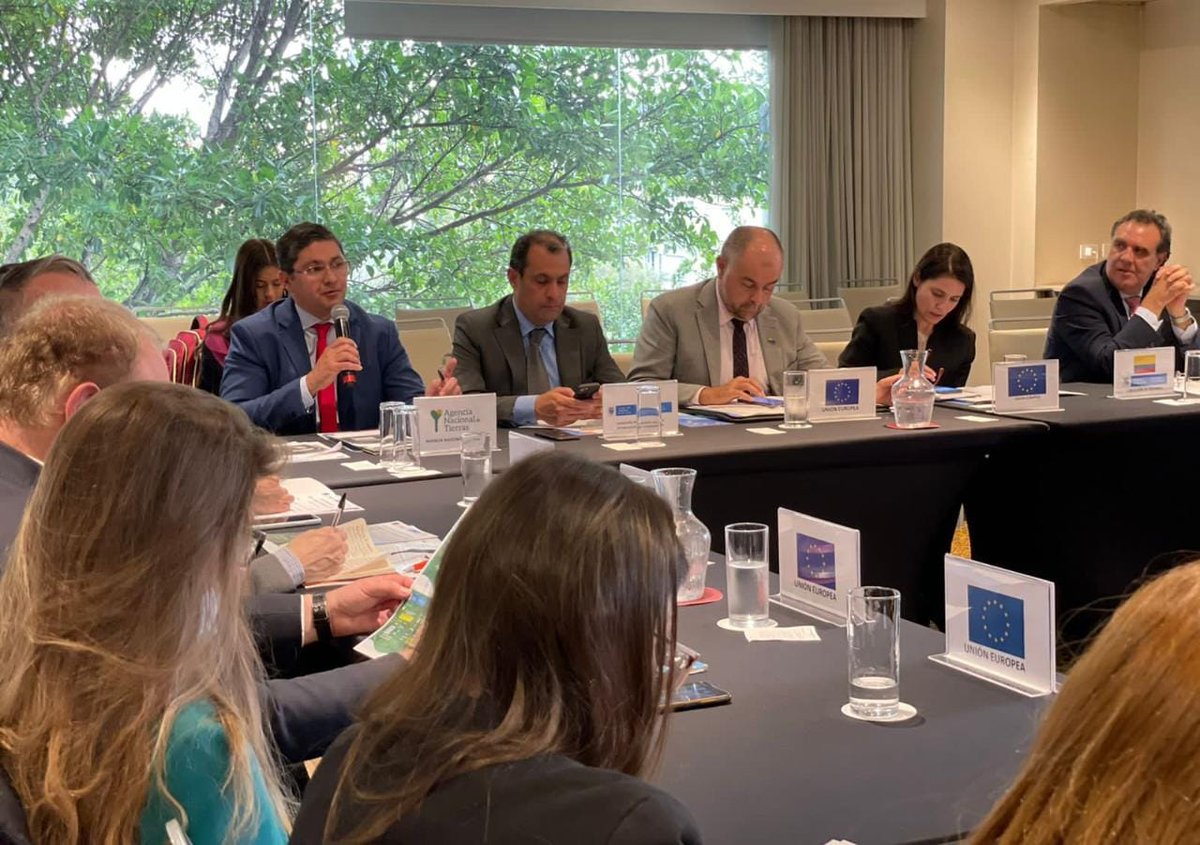 UEenColombia's tweet photo. La Unión Europea apoya a Colombia en las metas de la política de tierras del Acuerdo de Paz. A través del Apoyo Presupuestario, junto a la @AgenciaTierras, busca apoyar a más de 9.000 familias de #Caquetá y #Meta para su acceso a la tierra. #FondoEuropeoParaLaPaz🇨🇴🕊🇪🇺 https://t.co/KxHBb4i6fX