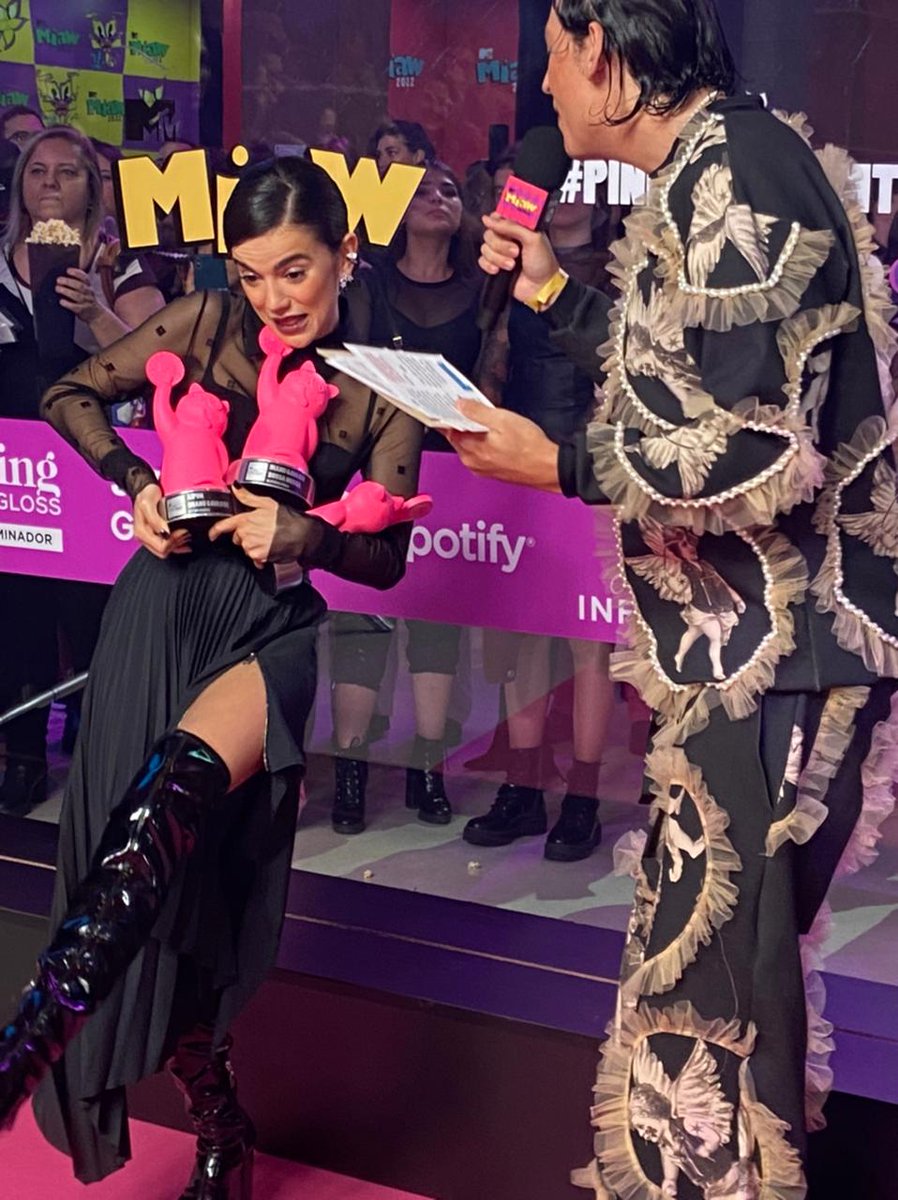 PlutoTVBR's tweet photo. 3 indicações / 3 categorias / 3 troféus! Pode deixar seu like que essa @manugavassi sabe jogar sério! #PremiosMTVMiaw no #PinkCarpetMTVMiaw ao vivo no meu canal #PlutoTV MTV Miaw (914): https://t.co/kV6ObfRet0 https://t.co/nkYfaovB2L