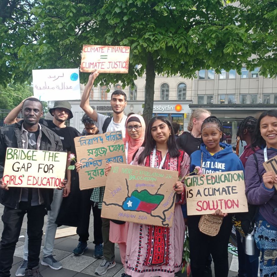 PauletteRahmina's tweet photo. We will never give up in fighting for climate justice , we as people from marginalized communities in the global south,have suffered enough from the impacts of the climate https://t.co/P2xEOC3Qyr is time for us to say no to capitalism , no to green washing and no to polluters✊🏾✊🏼 https://t.co/NXIQn7tfQ4