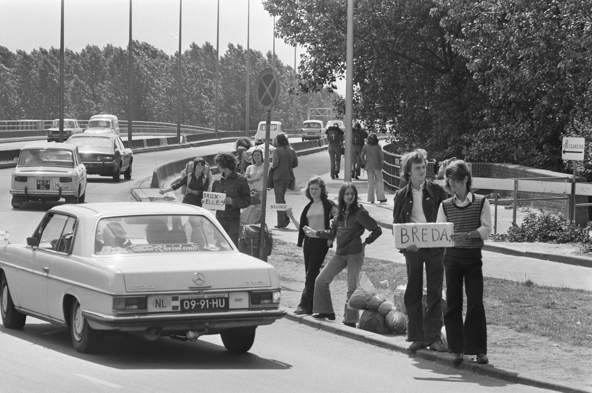 Wij wensen iedereen een hele fijne vakantie en hopen dat wij met onze bijna 1000 items een bijdrage kunnen leveren aan uw plezier thuis of onderweg!!!
foto: Utrechtse Brug Amsterdam 1974