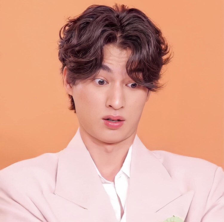 Avalore_8's tweet photo. “My fans, a lot of them are working adults already so when being too serious about something, it can make them stress. I want them to smile a lot krub. Look at the world positively and enjoyably so that life won't get too serious krub" - Gulf Kanawut 

@gulfkanawut #GulfKanawut https://t.co/EIbKzujl1z