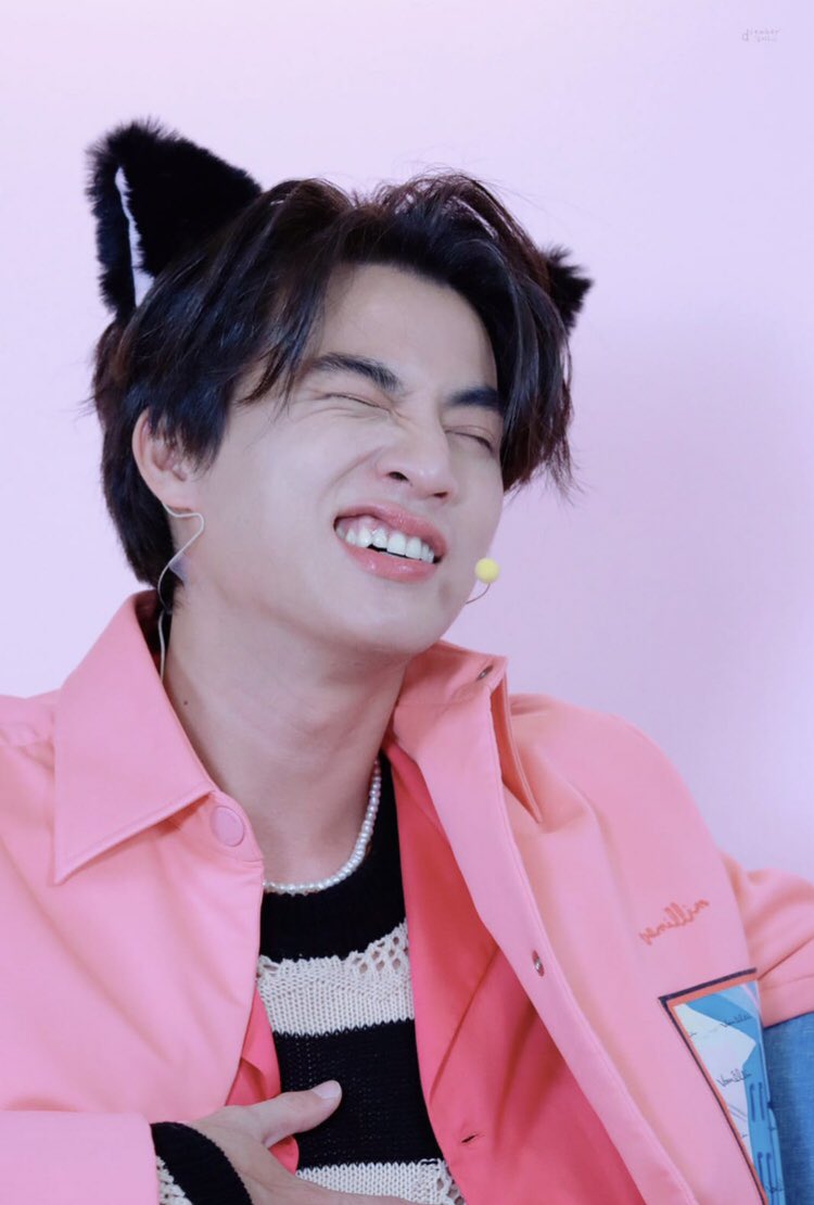 Avalore_8's tweet photo. “My fans, a lot of them are working adults already so when being too serious about something, it can make them stress. I want them to smile a lot krub. Look at the world positively and enjoyably so that life won't get too serious krub" - Gulf Kanawut 

@gulfkanawut #GulfKanawut https://t.co/EIbKzujl1z