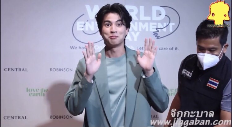 Avalore_8's tweet photo. “My fans, a lot of them are working adults already so when being too serious about something, it can make them stress. I want them to smile a lot krub. Look at the world positively and enjoyably so that life won't get too serious krub" - Gulf Kanawut 

@gulfkanawut #GulfKanawut https://t.co/EIbKzujl1z