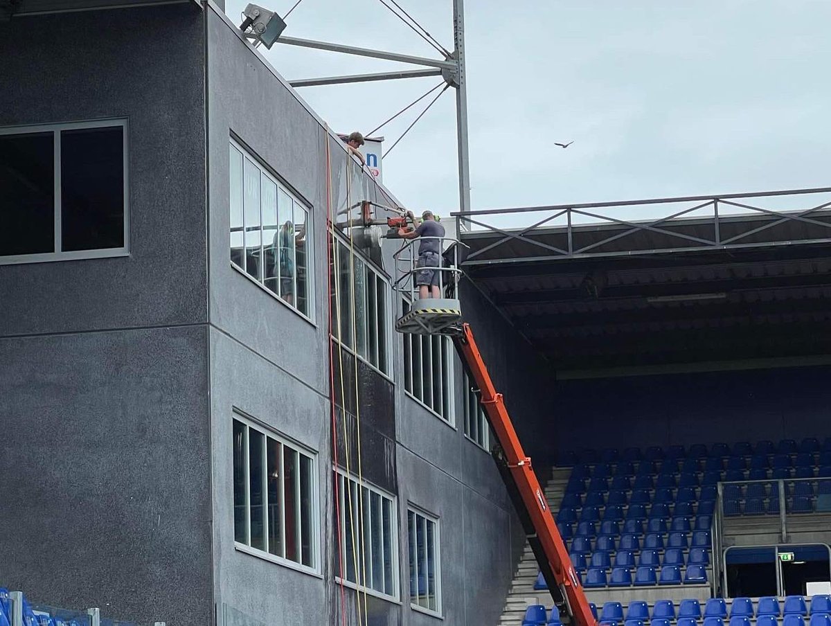 MyDsign BV stuurde ons deze foto’s👍. Ze boren bij <a href="/PECZwolle/">PEC Zwolle</a> voor de aanleg van  ventilatiesystemen met een van onze hoogwerkers💪 Uiteraard ontvangen zij ook een XL #blondebertha speciaalbier. 
Ook een hoogwerker huren?? 
moerwijkmachineverhuur.nl/product/hoogwe…
#machines #verhuur #delenislief