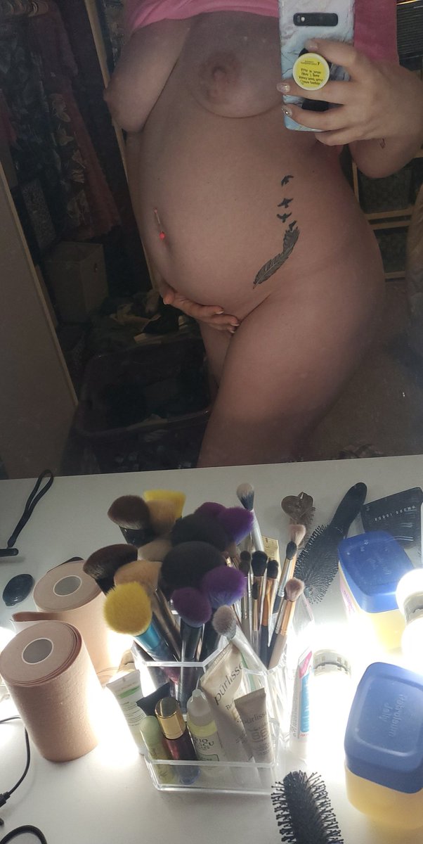 RT if I'm still hot pregnant 😭 
.
.
.
#linkinbio #sellingcheapcontent #sellingcontent #preggophilia #preggo #pregnant #NSFW #xxx