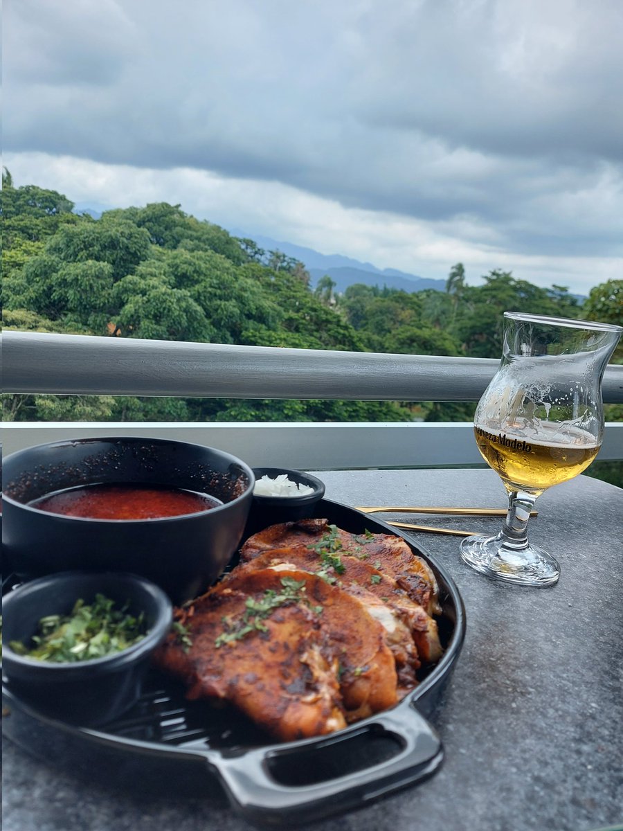 imtamborrell's tweet photo. ¿Alguien gusta? Taquitos de birria con queso y una Stella Artois :p https://t.co/Ctabap97Ue