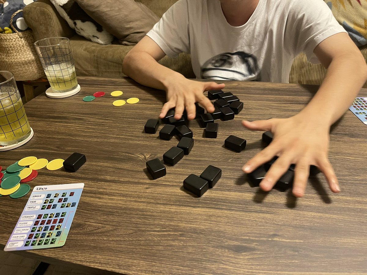 todaharumi's tweet photo. 初めてプレイするのに何故だか慣れた手つきで遊び始められました。
大富豪に近いルールで取っ付きやすく、色の強弱で新たな頭の使い方もできて面白かった!
@Lexio_Japan
#newlexio
#ニューレキシオ
#レキシオで遊ぼう https://t.co/hx7H5MjGun