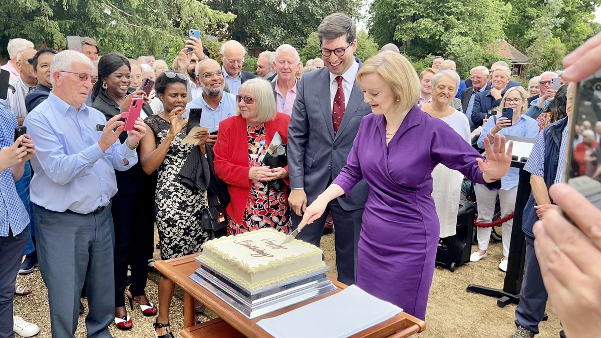 📍 Delighted to welcome @TrussLiz to #NorthEastHampshire today, on her birthday!

🎂 Thanks to <a href="/ElvethamHotel/">The Elvetham</a> for hosting local <a href="/Conservatives/">Conservatives</a> – and for a fantastic cake!

#LizForLeader #TrustedToDeliver