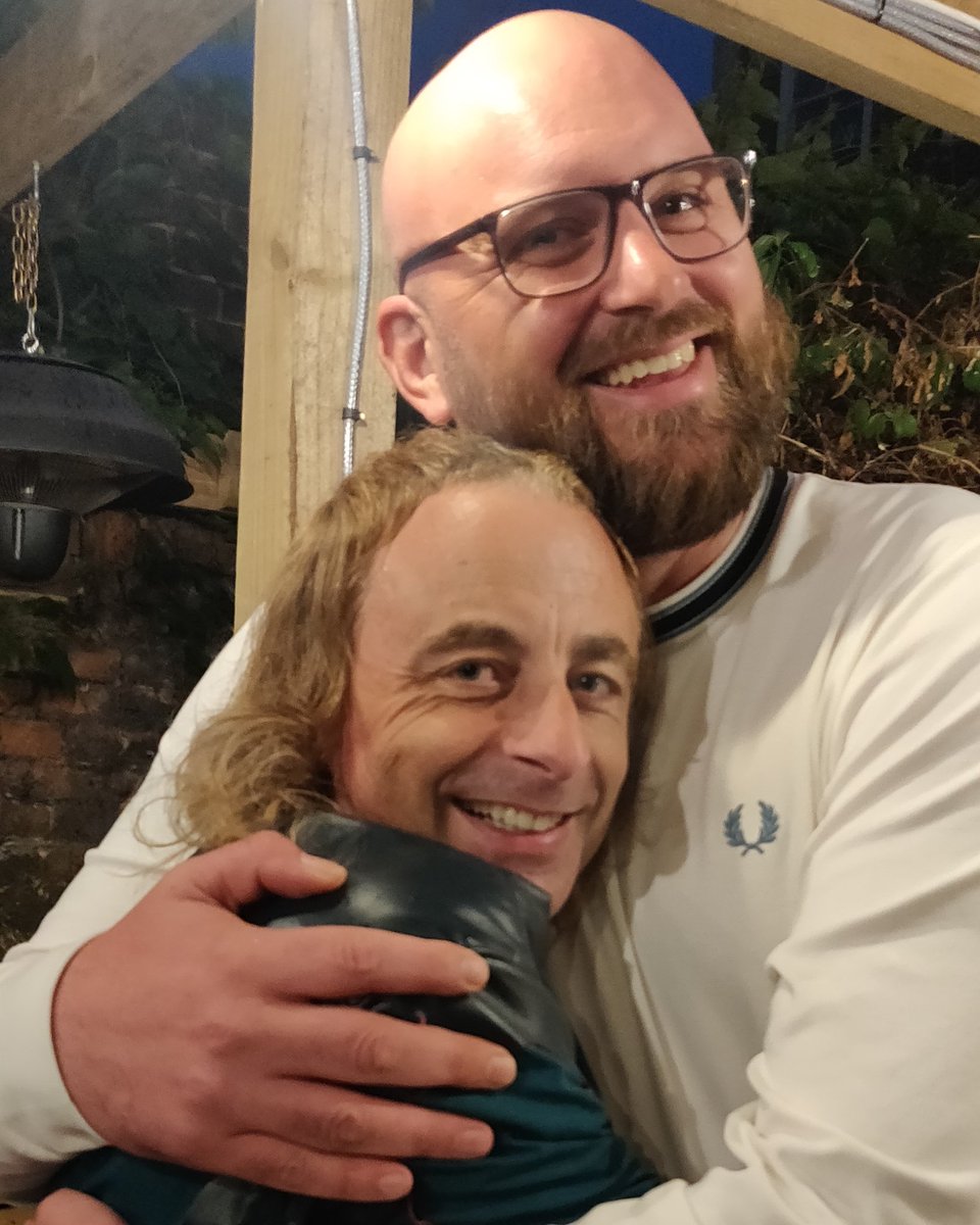 I'm actually that massive? My hand is almost as big as @paulfootcomedy back 🤦🏼‍♀️. Great night <a href="/threesheetspub/">Three Sheets Pub</a> in #rochester last night ☮️♥️
.
.
.
#standupcomedy #kentcomedy #livecomedy #beer #cider #jokes #masterclass instagram.com/p/CfbE47VIhof/…