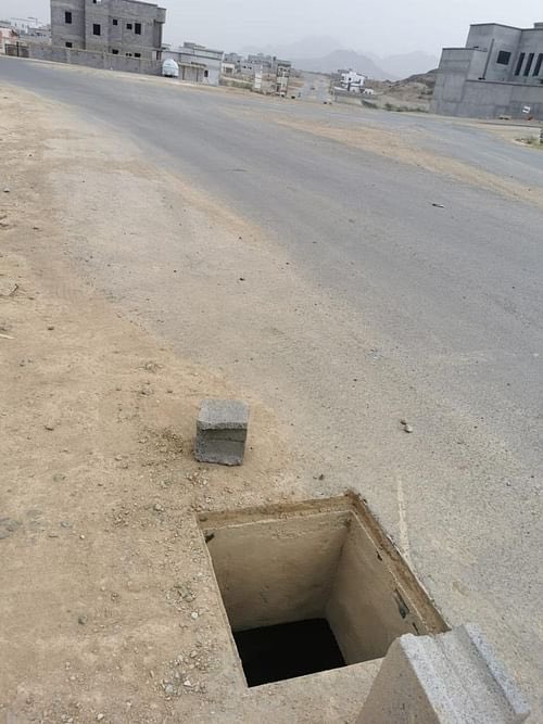 sabqorg's tweet photo. سكان مخطط جوهرة محايل يشتكون من سرقة أغطية مناهل تصريف السيول.

 https://t.co/L1bNN9HNTT https://t.co/inu1WyYeec