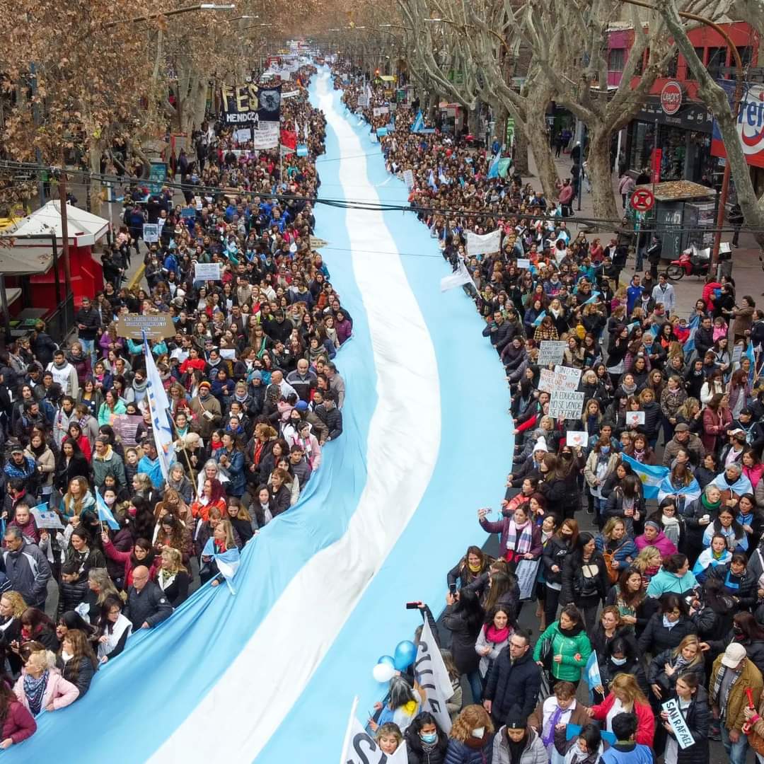 DiegoMonton1's tweet photo. Lxs trabajadorxs recuperaron masivamente  las calles de Mendoza y se quiebra la estrategia autoritaria  del gobierno de  CambiaMendoza. 
Un pueblo que lucha por la educación es un pueblo con esperanza de un futuro mejor https://t.co/Cj4whwQGNn