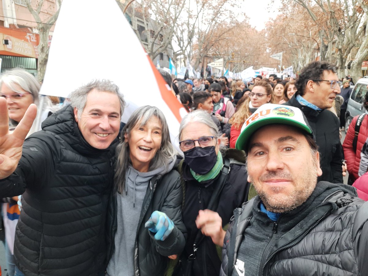 DiegoMonton1's tweet photo. Lxs trabajadorxs recuperaron masivamente  las calles de Mendoza y se quiebra la estrategia autoritaria  del gobierno de  CambiaMendoza. 
Un pueblo que lucha por la educación es un pueblo con esperanza de un futuro mejor https://t.co/Cj4whwQGNn