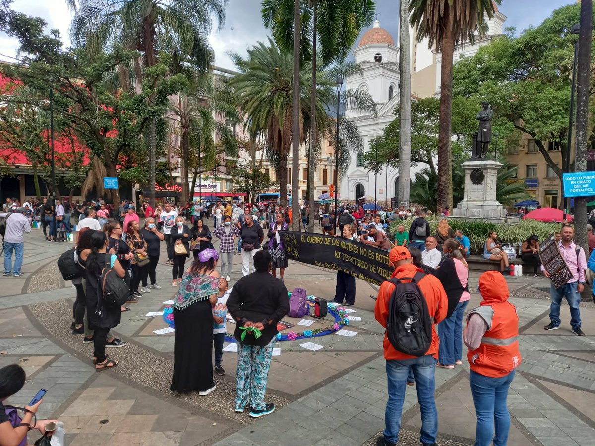 AZULVIRVIESCAS's tweet photo. Nos encontramos en el territorio acompañando el plantón "MUJERES DE NEGRO, LAS PERSONAS NO SON MERCANCÍA" en el Parque de Berrío. Trabajamos por una #MedellinFuturo garante de los DD. HH. y libre de todo tipo de violencias de género. https://t.co/UibVjy7WHV