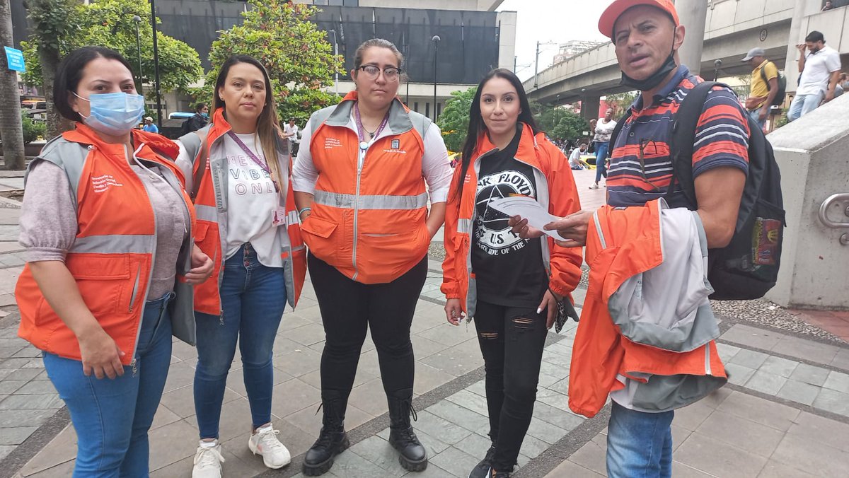 AZULVIRVIESCAS's tweet photo. Nos encontramos en el territorio acompañando el plantón "MUJERES DE NEGRO, LAS PERSONAS NO SON MERCANCÍA" en el Parque de Berrío. Trabajamos por una #MedellinFuturo garante de los DD. HH. y libre de todo tipo de violencias de género. https://t.co/UibVjy7WHV