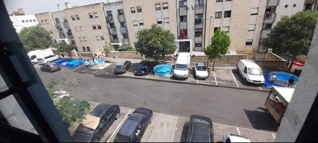 TozeroInseguro's tweet photo. Viva a república cigana de Carnaxide! Ocuparam a rua e estacionamentos com piscinas particulares e ninguém se atreve, nem a polícia, a ir repor a ordem… https://t.co/i3zb6vxOf8