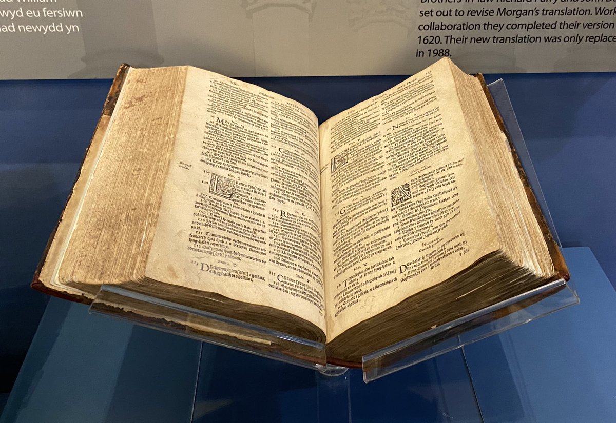 The Translators’ memorial @StAsaphCath celebrating the tercentenary of the translation of the Bible into Welsh - here 1st whole Welsh Bible 1588 authorised by Queen Elizabeth I - work mostly of William Morgan, later Bishop @StAsaphDiocese. Features in cathedral treasures 📕
