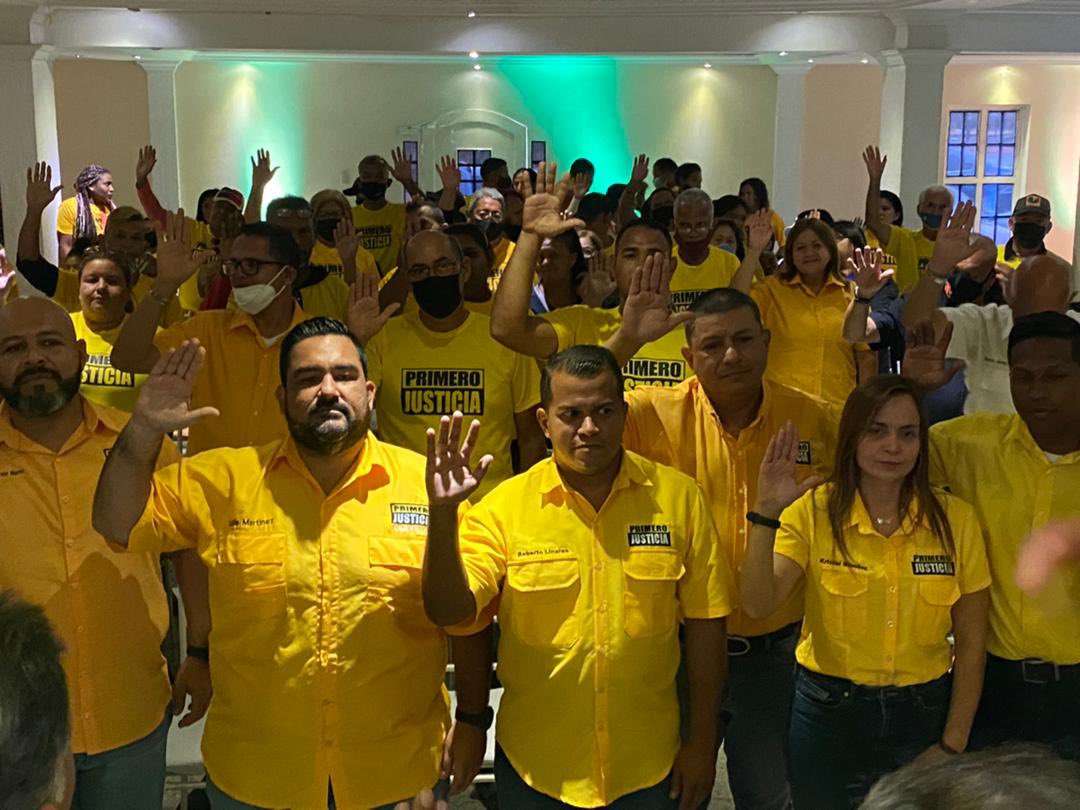 ElimarDiazG's tweet photo. Al municipio #Lagunillas, en la Costa Oriental del Lago, nos fuimos para juramentar a la Junta Municipal y a las juntas parroquiales de Primero Justicia en la localidad. #26Jul https://t.co/XISJhi7ntm