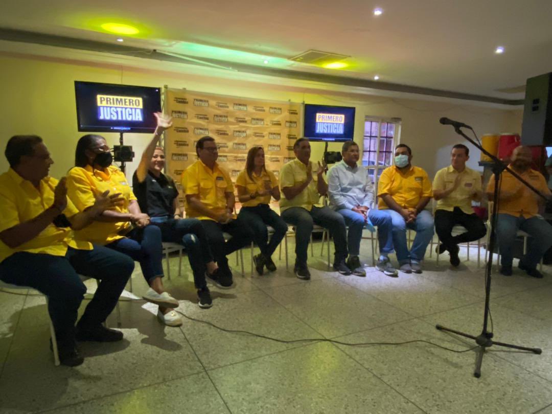 ElimarDiazG's tweet photo. Al municipio #Lagunillas, en la Costa Oriental del Lago, nos fuimos para juramentar a la Junta Municipal y a las juntas parroquiales de Primero Justicia en la localidad. #26Jul https://t.co/XISJhi7ntm